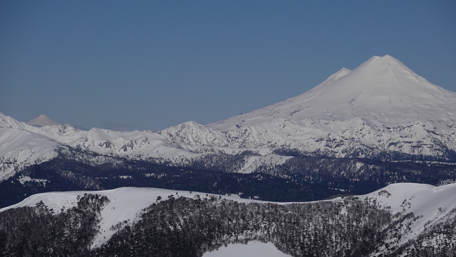 Panorama au téléobjectif sur les volcans Villarica et Llaima