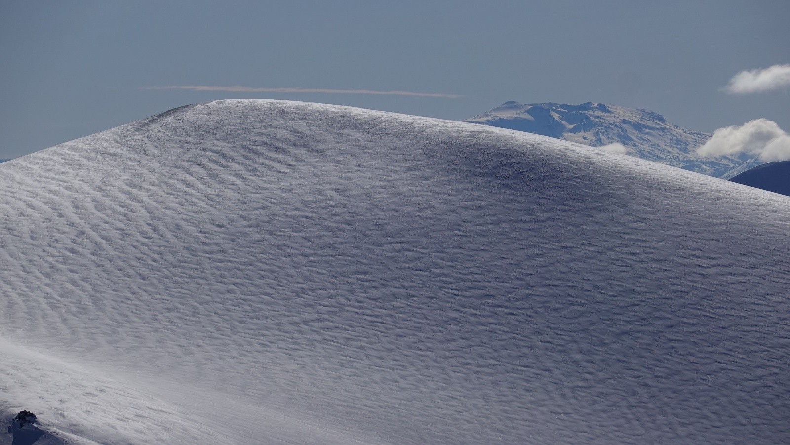 Panorama au téléobjectif sur le volcan Copahue situé en Argentine au-dessus de la station de Caviahue