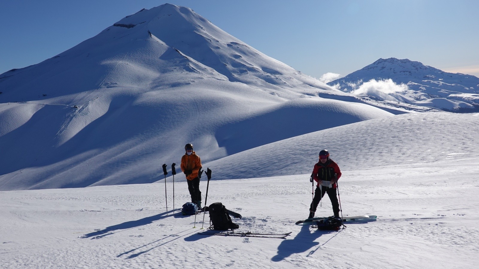 Daniel et Jean sur notre dernière antécime du Cerro Cautin sur fond des volcans Lonquimay et Tolhuaca