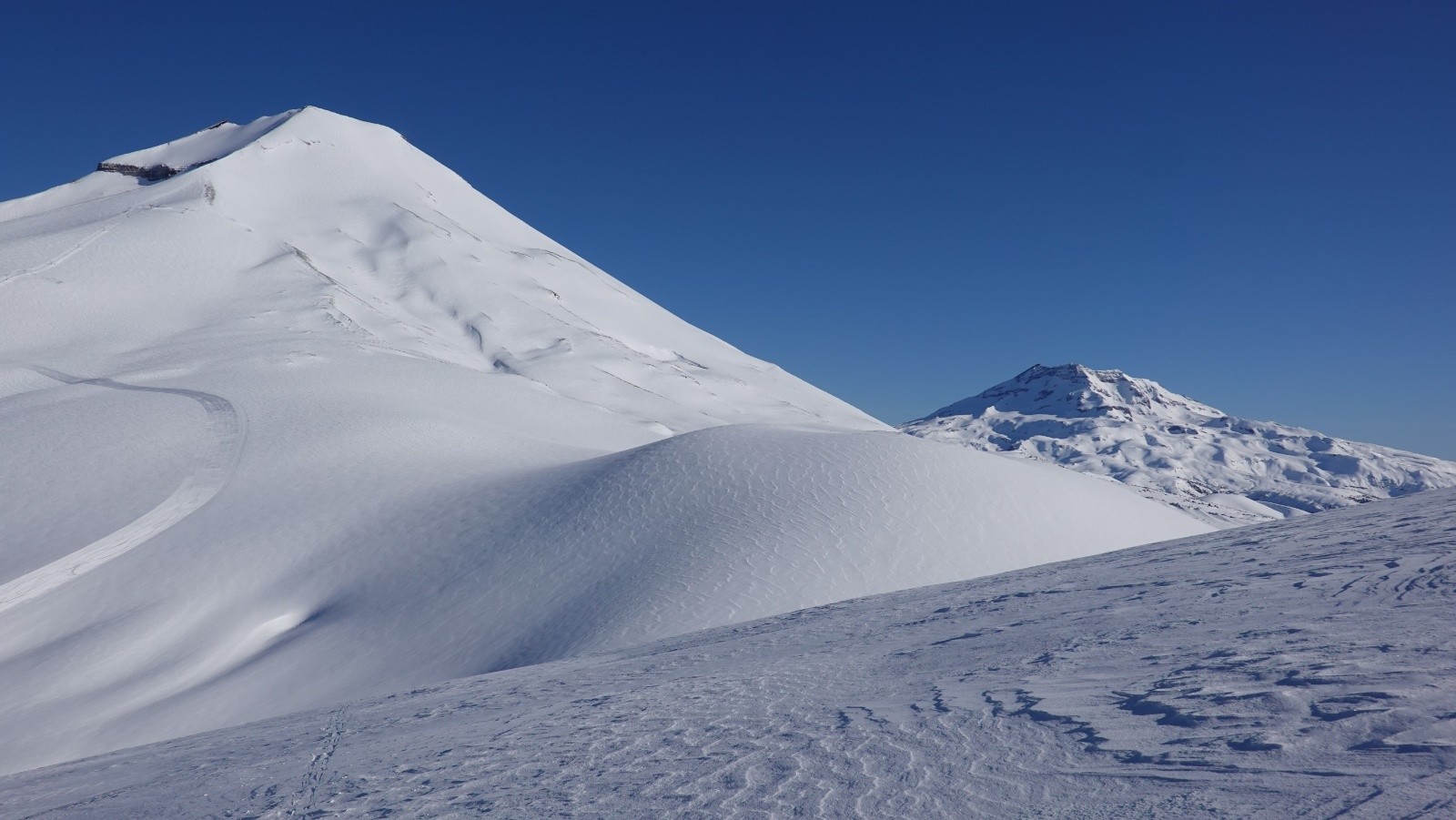 Panorama sur les volcans Lonquimay et Tolhuaca