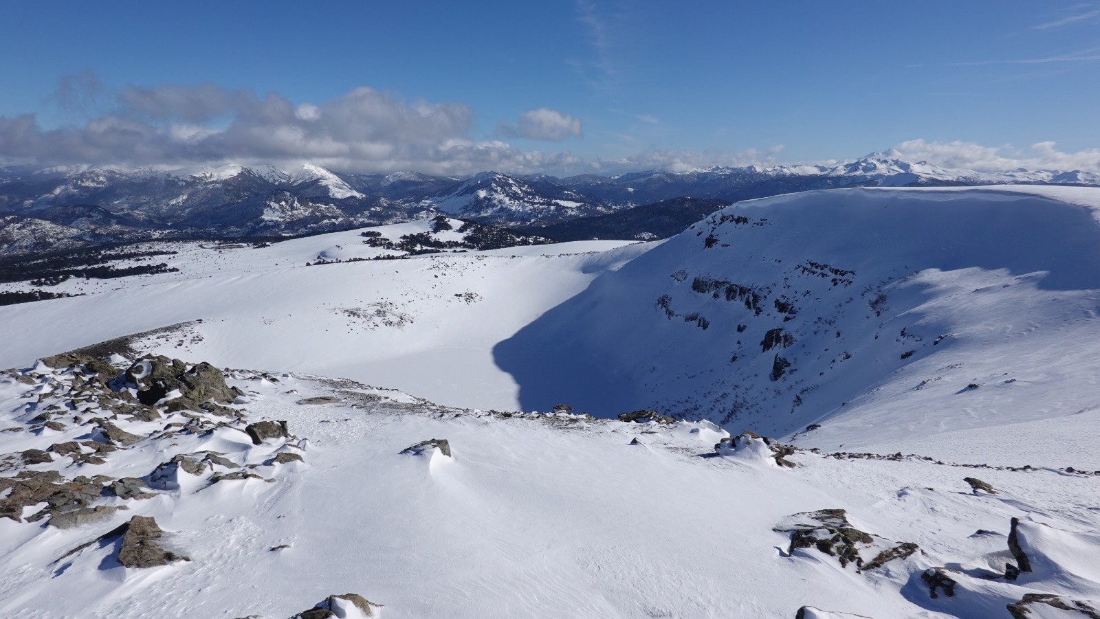 Panorama sur le cratère du volcan et la piste frontalière côté argentin sur la gauche