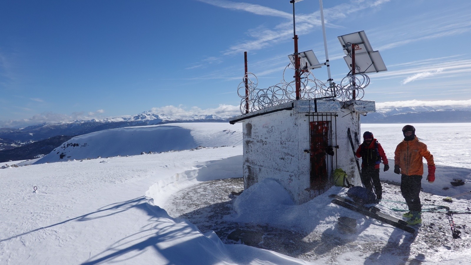 Jean et Daniel plus ou moins à l'abri au sommet argentin qui abrite une petite station météo