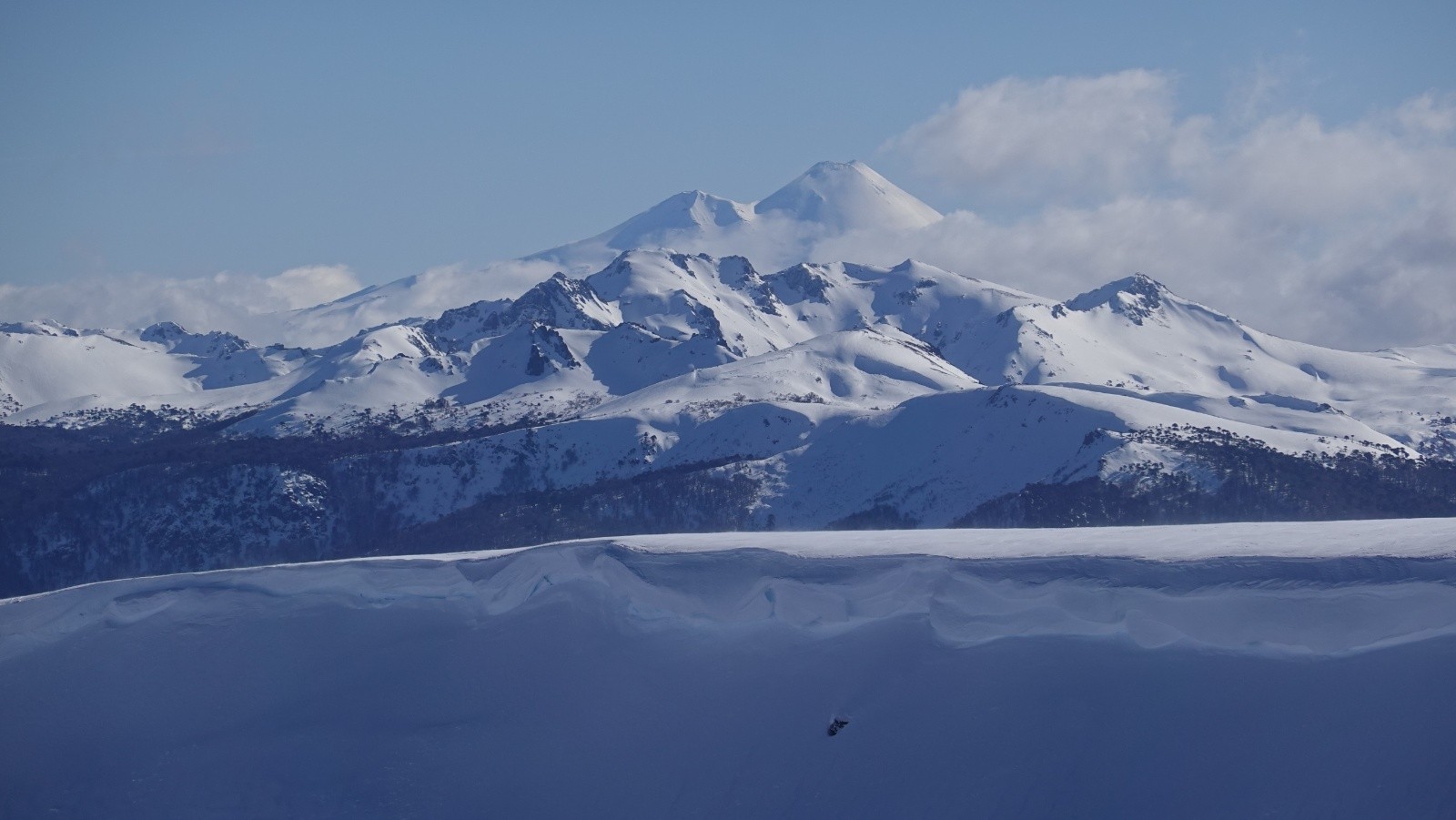 Panorama au téléobjectif vers le SW et notamment le volcan Llaima