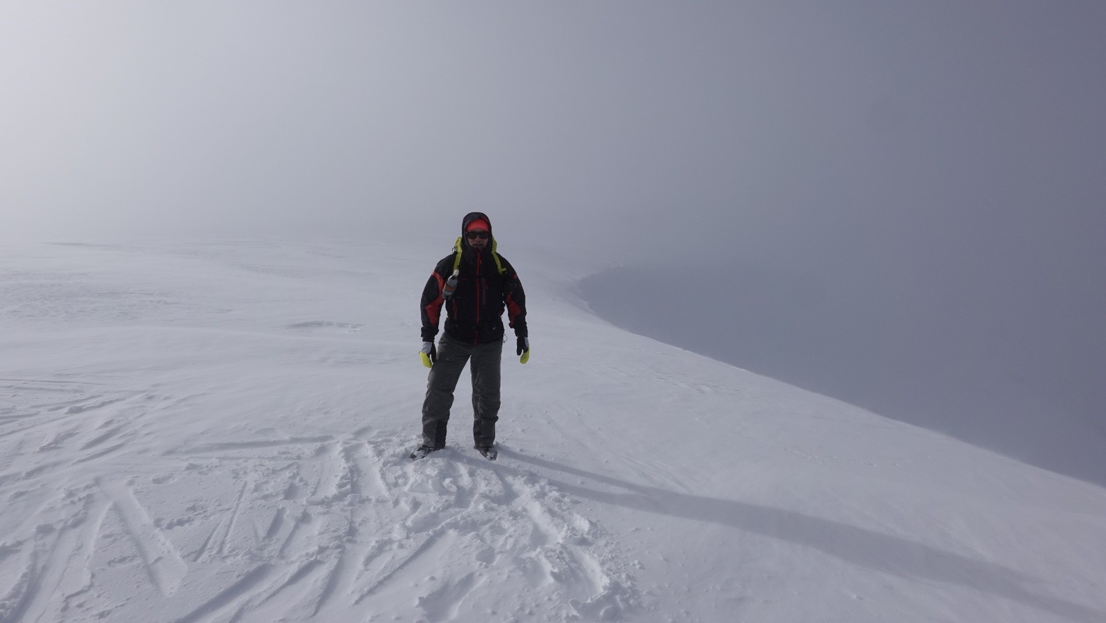 Didier au sommet secondaire et on devine le cratère du volcan Batea Mahuida