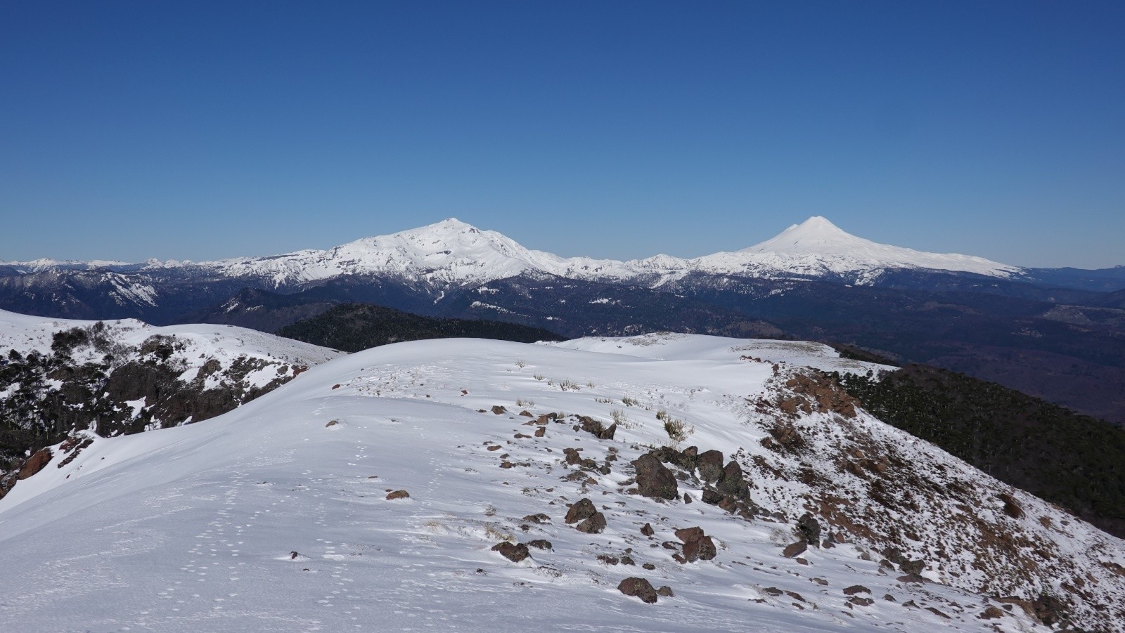 Panorama vers le Sud sur la Sierra Nevada et le volcan Llaima