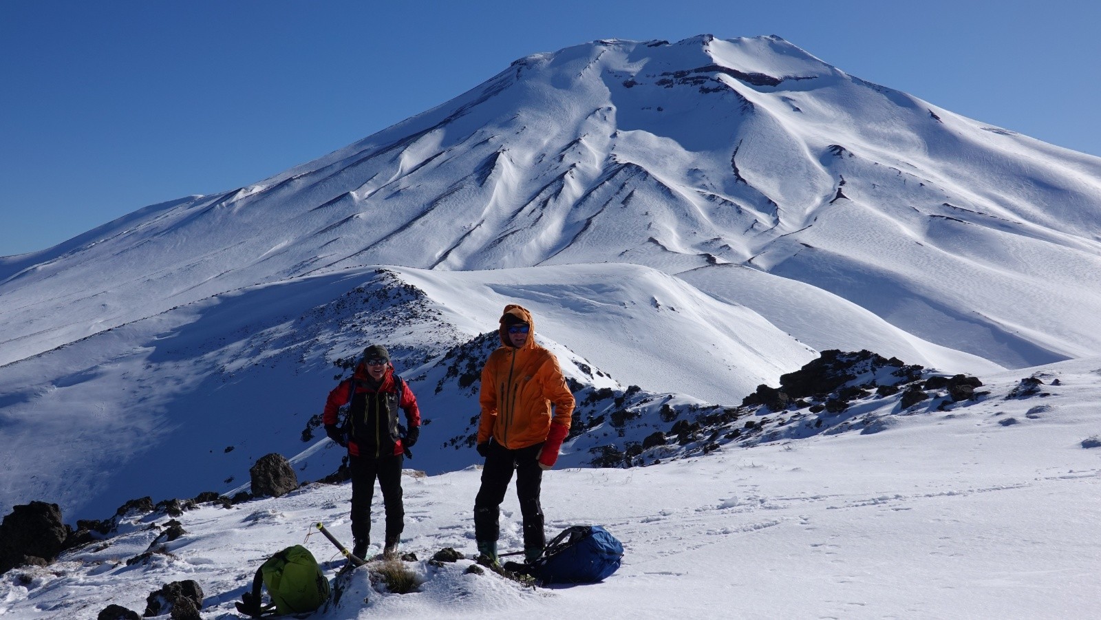 Jean et Daniel au sommet venté et froid de la Sierra El Colorado sur fond de volcan Lonquimay