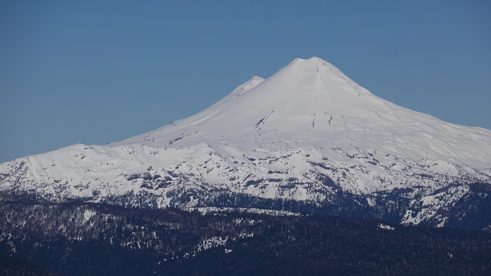 Panorama au téléobjectif sur le volcan Llaima et son versant Conguillio