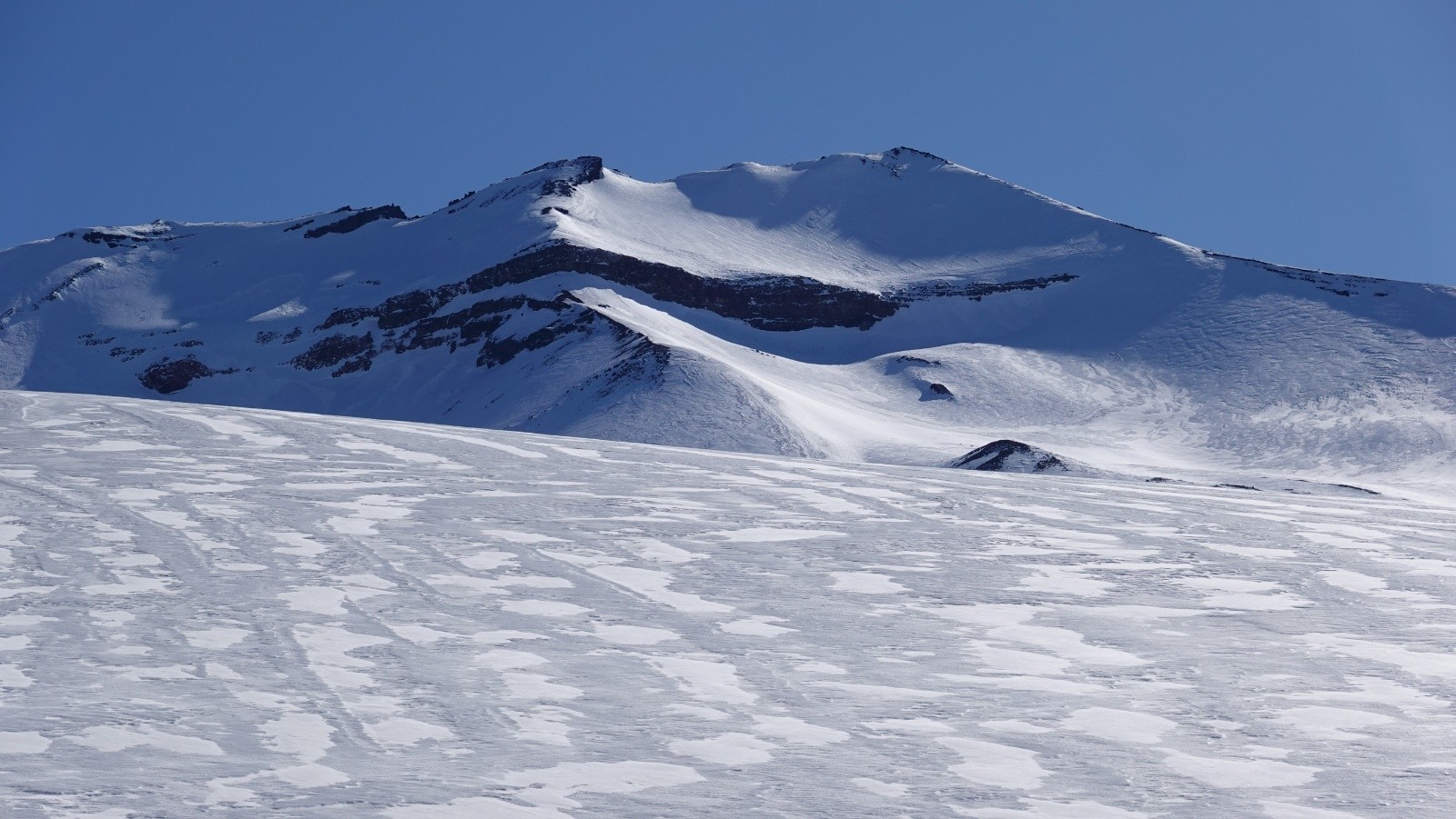 Le volcan Lonquimay et la ligne de crête sur la droite de la Sierra El Colarado que nous avons renoncé à gravir compte tenu des conditions de neige