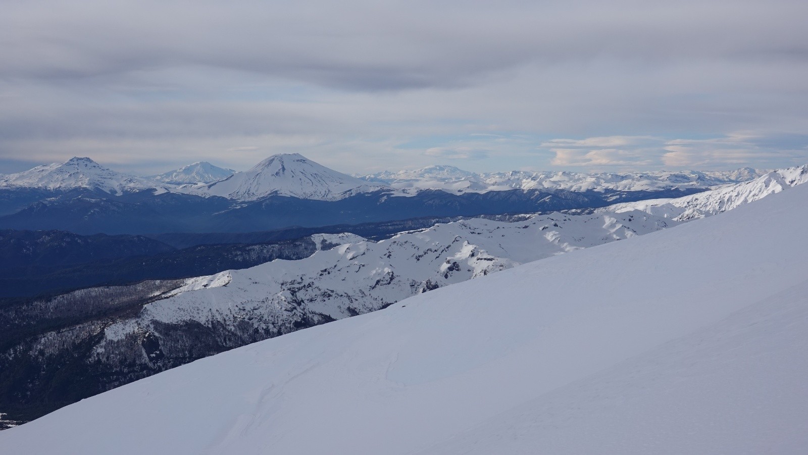 Le soleil fait quelques timides apparitions sur les volcans vers le Nord