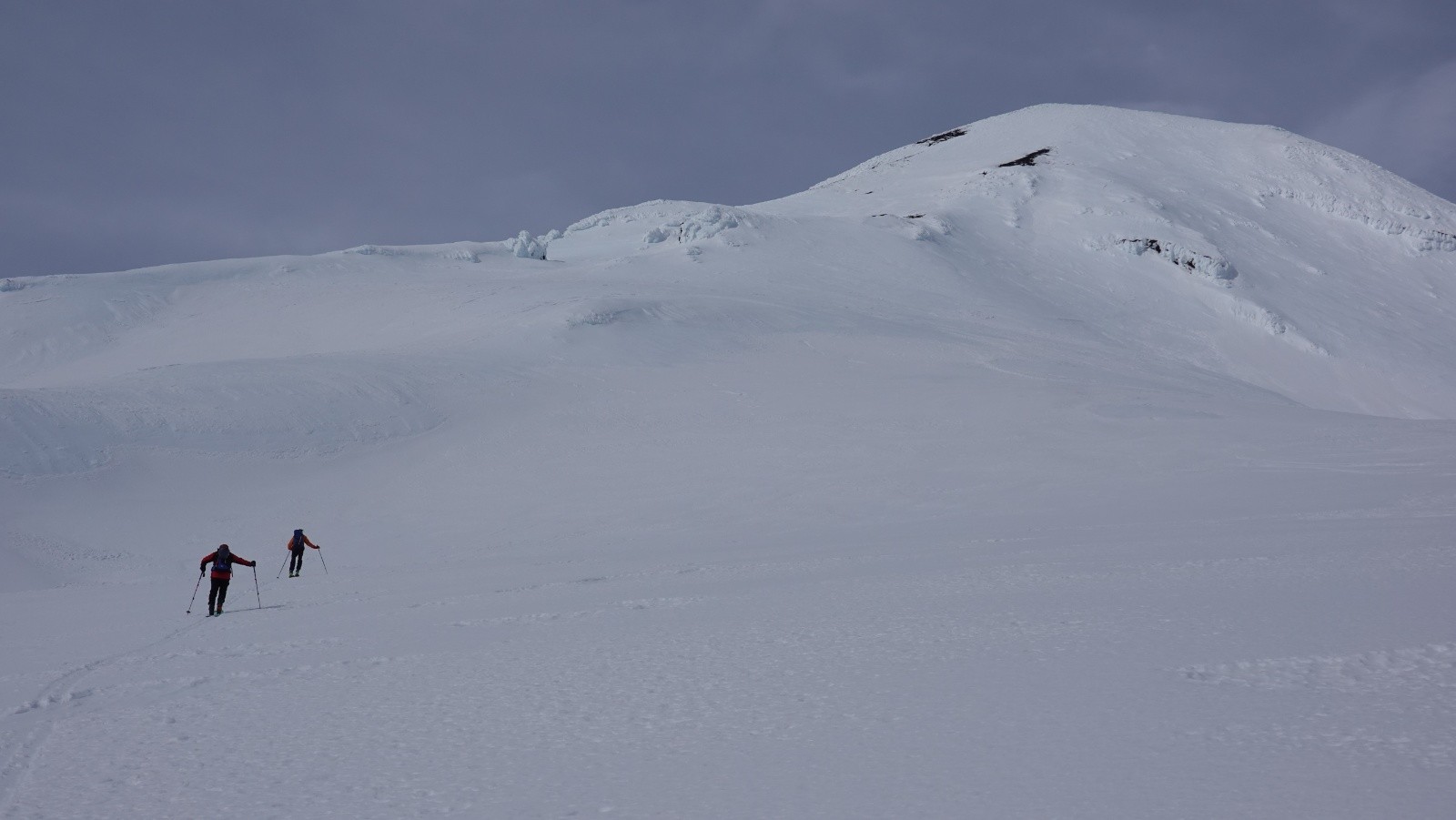 Jean et Daniel en cours d'ascension sur fond de ciel gris