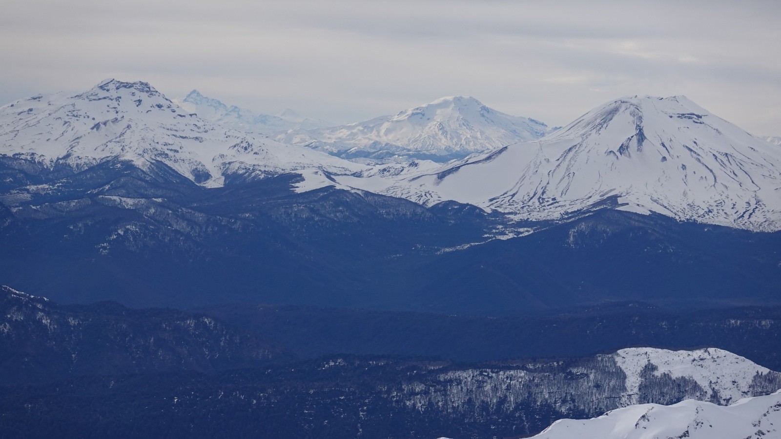 Panorama vers le Nord au téléobjectif sur les volcans Tolhuaca, Callaqui et Lonquimay