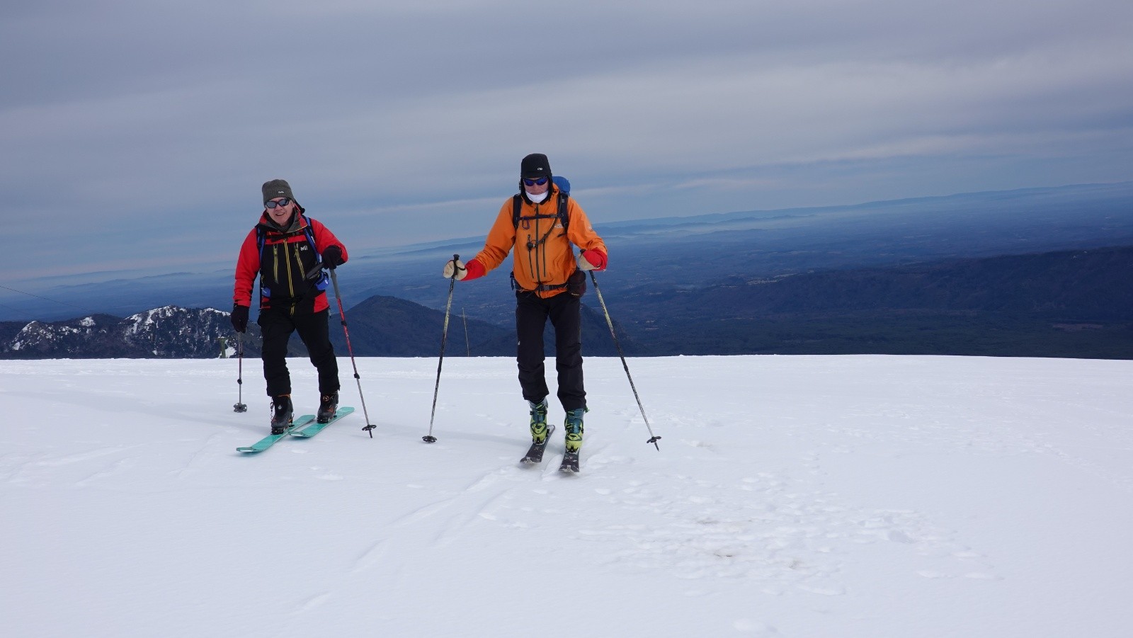 Sur le replat au-dessus des pistes de ski avant d'attaquer les pentes du volcan Llaima