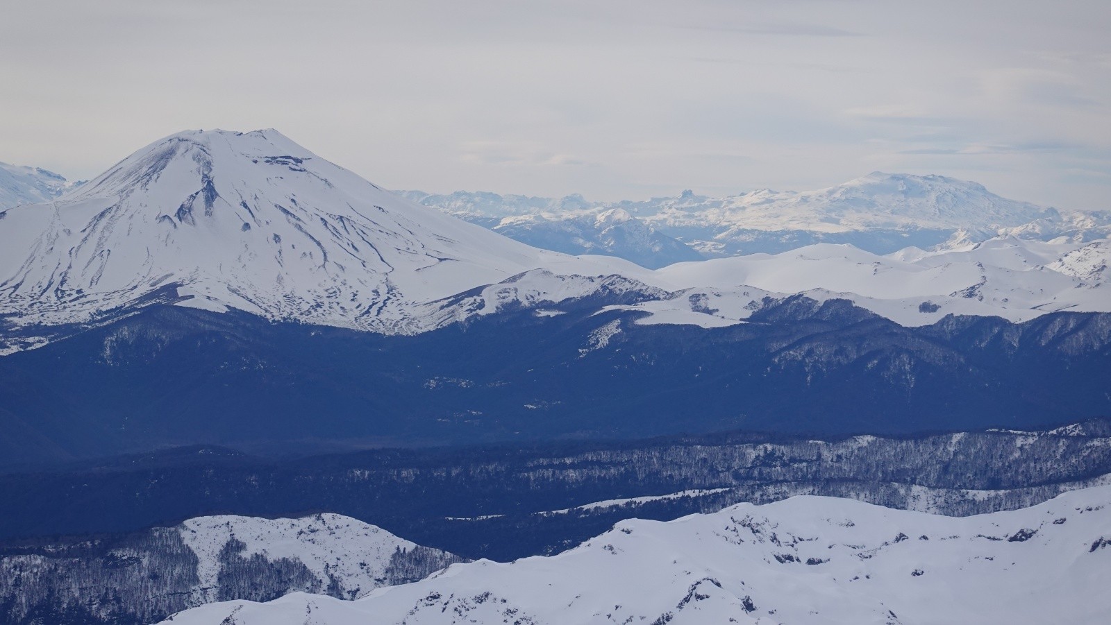 Panorama au téléobjectif sur le volcan Lonquimay et le Copahue