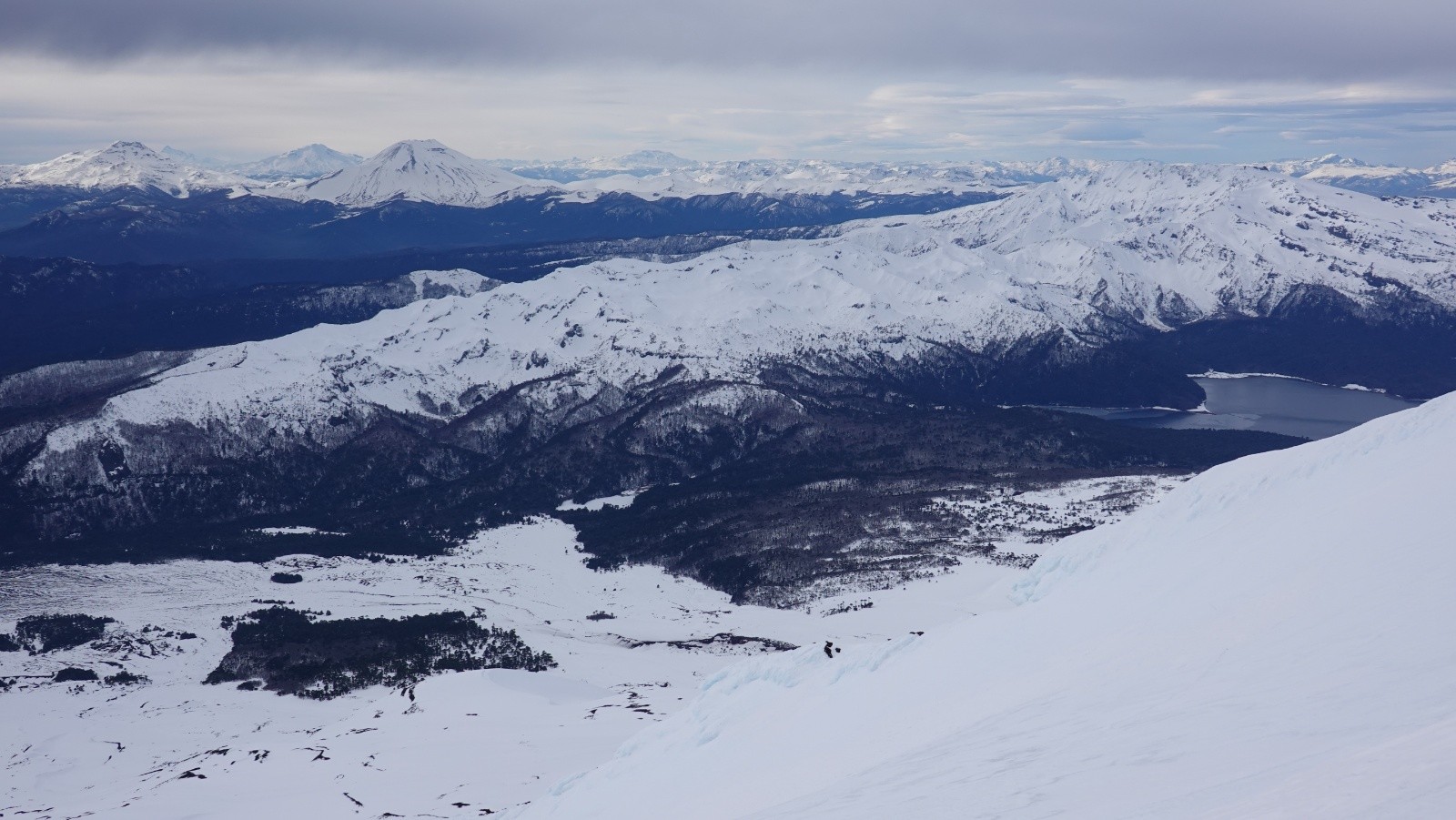 Panorama sur les volcans Tolhuaca, Callaqui, Lonquimay, Copahue (en Argentine) et la Sierra Nevada avec à son pied la Laguna Conguillio