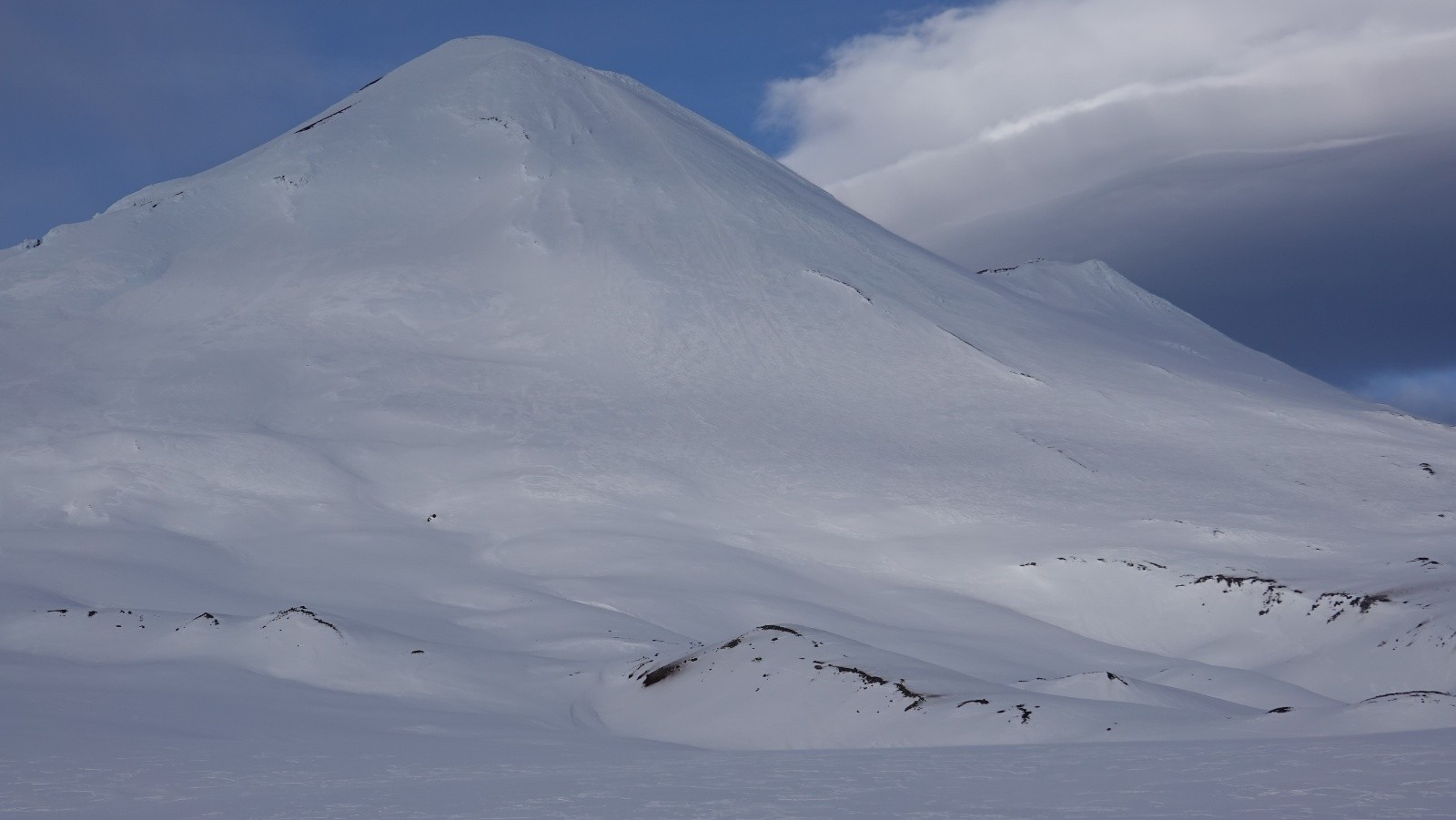 Un bel éclairage de fin de journée sur le volcan Llaima