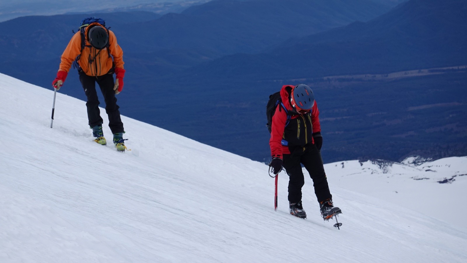 On passe en mode crampons bien concentrés sur les pieds car c'est de la glace vive et la chute est interdite