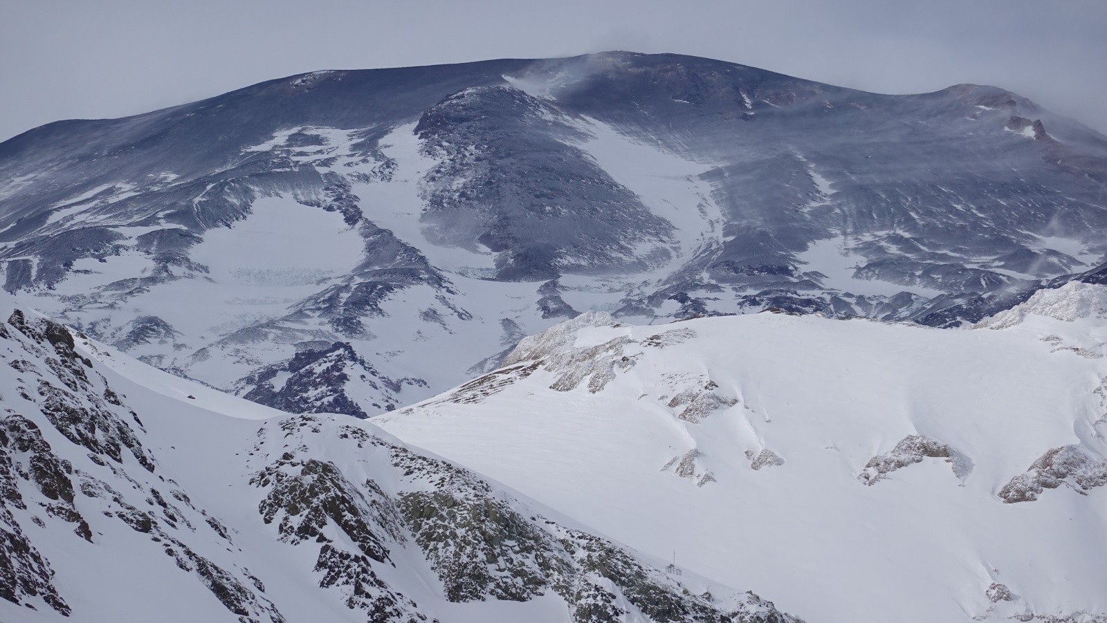 Le volcan San José (5856m) frontalier avec l'Argentine et toujours déneigé par les forts vents au sommet