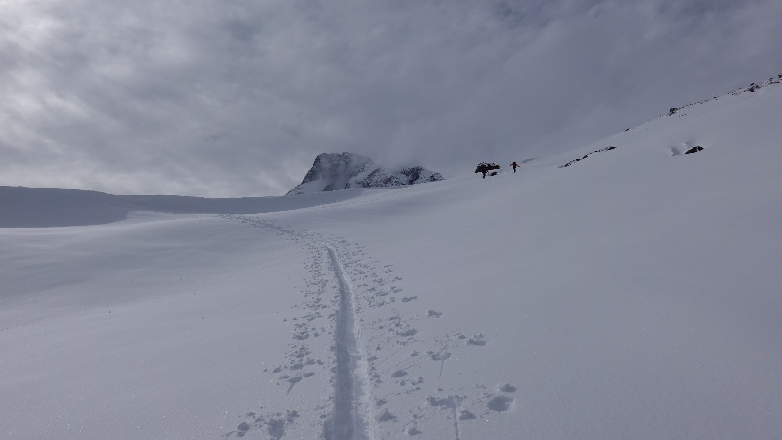 Daniel à la trace sur fond de Cerro Arenas