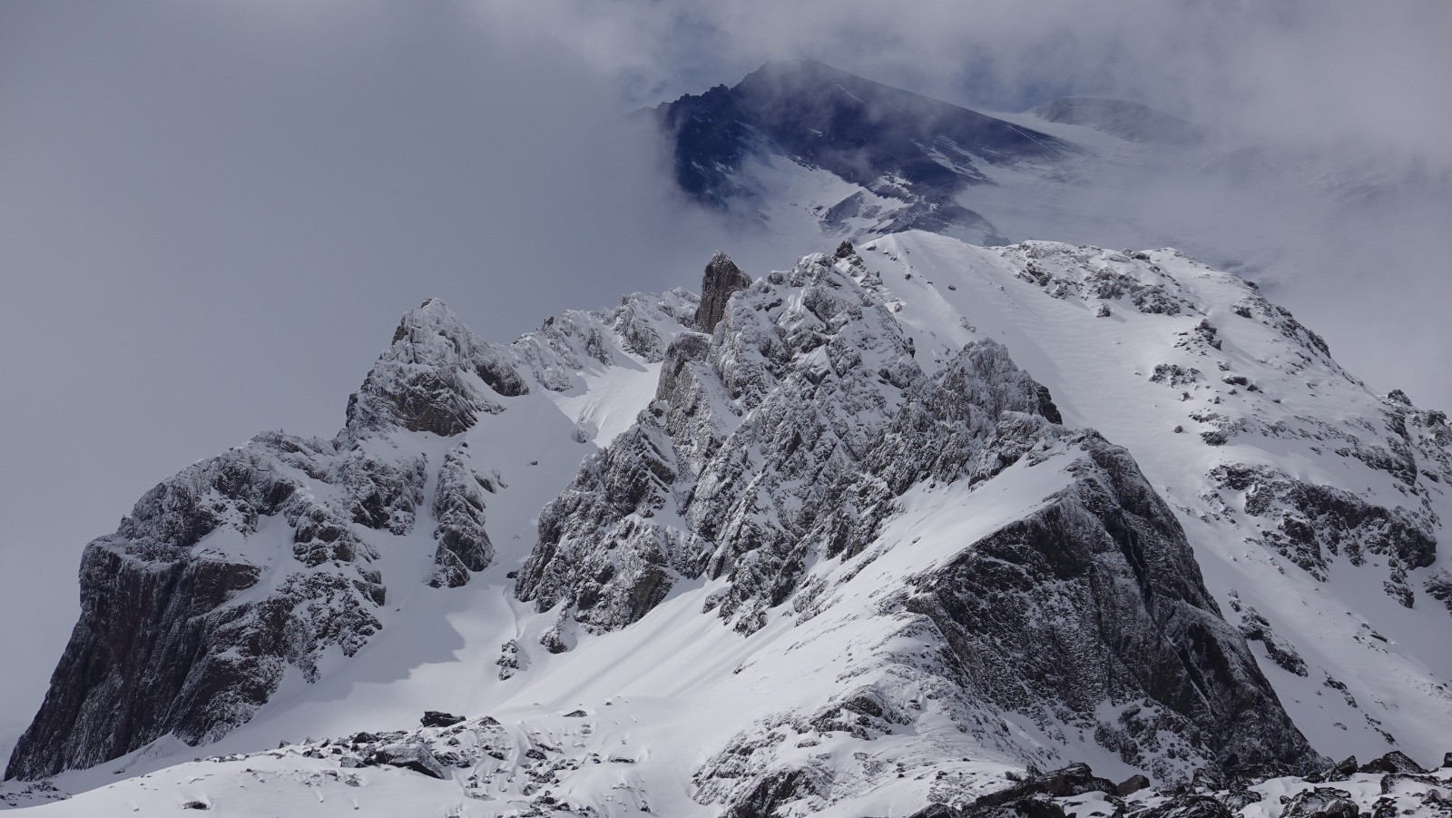 Le Morro Negro et son couloir Nord surmonté de l'imposant volcan San José situé à près de 3000m de dénivelé au-dessus