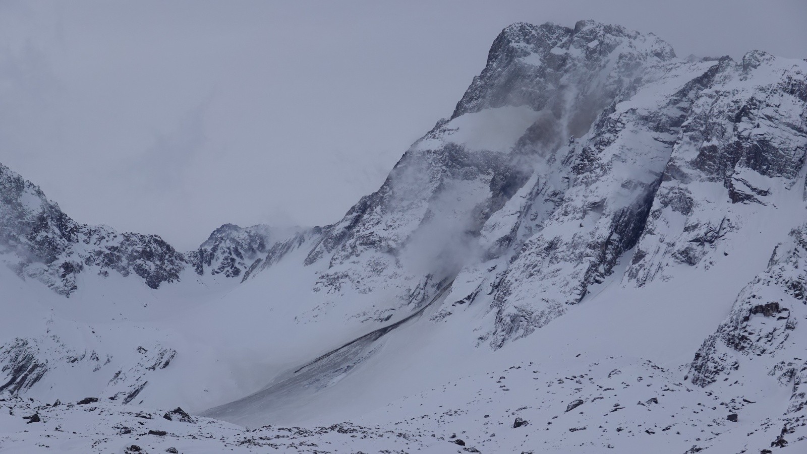 Enorme effondrement rocheux au Cerro Arenas qui a balayé l'intégralité d'un couloir, à comparer avec la photo n°11