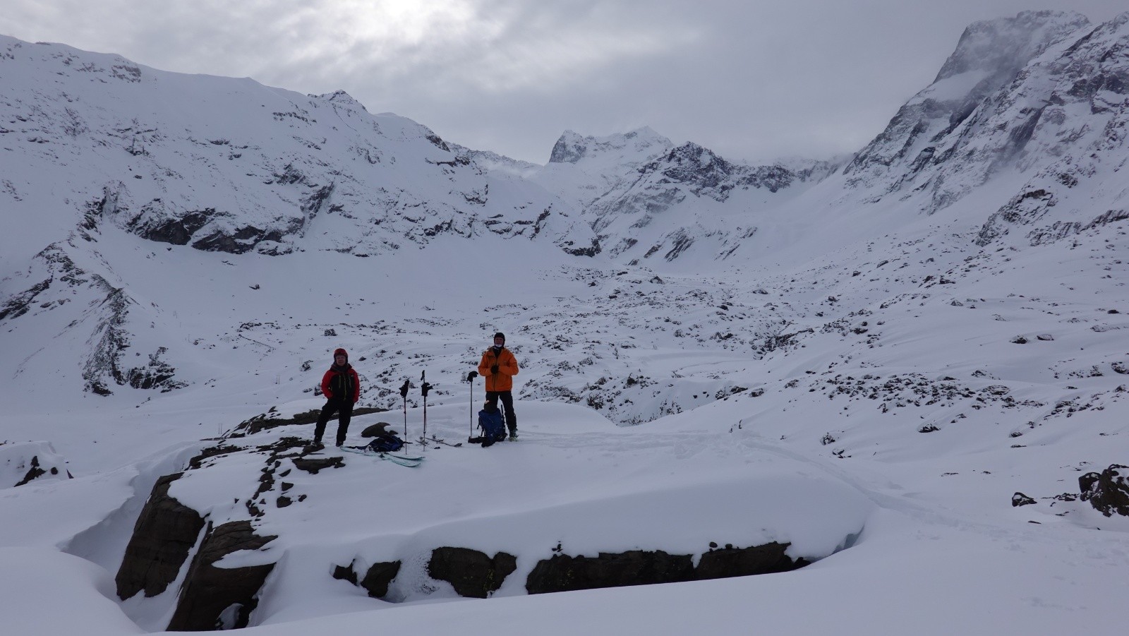 Arrêt à 2520m sur fond de Valle las Arenas et ses nombreux sommets avec de la gauche vers la droite : le Cerro Union, le Cerro Morado et le Cerro Arenas