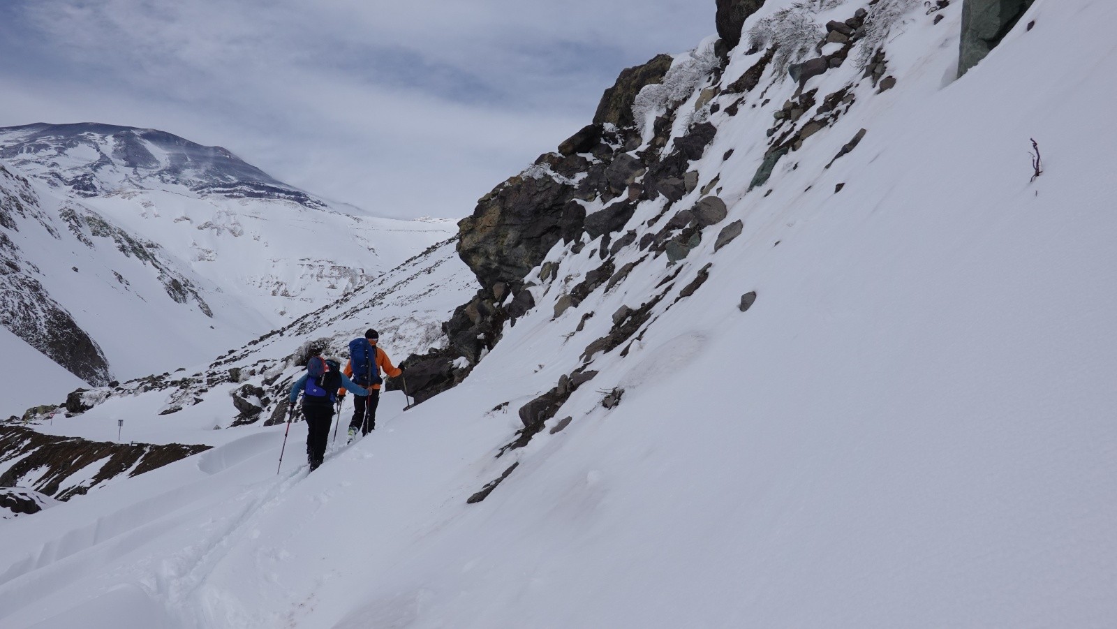 Progression sur la piste peu avant la bifurcation vers Banos de Colina sur fond de volcan San José