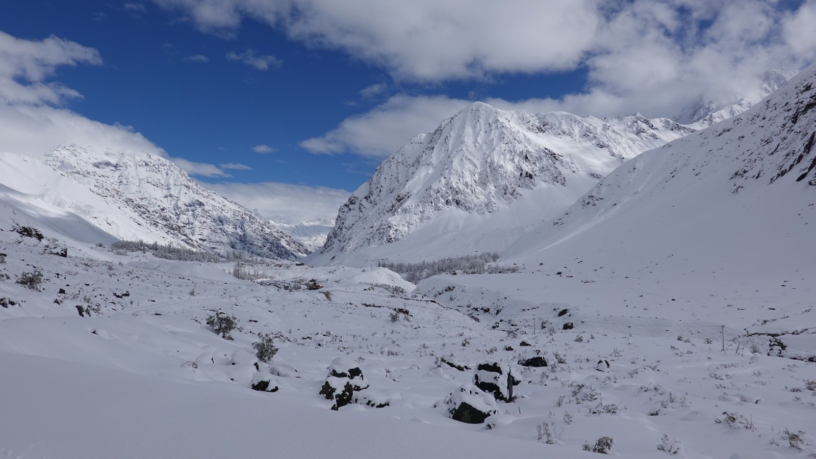 Coup d'œil dans le rétro et le vallon de départ vers plusieurs sommets comme les Cerros Chacaya, Rubillas et Union