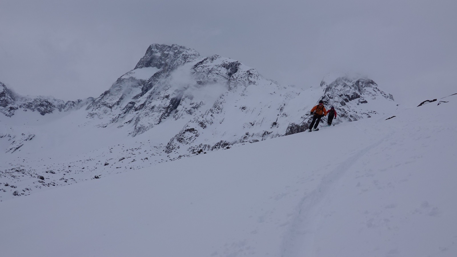 Bonne poudreuse sur fond de Cerro Arenas