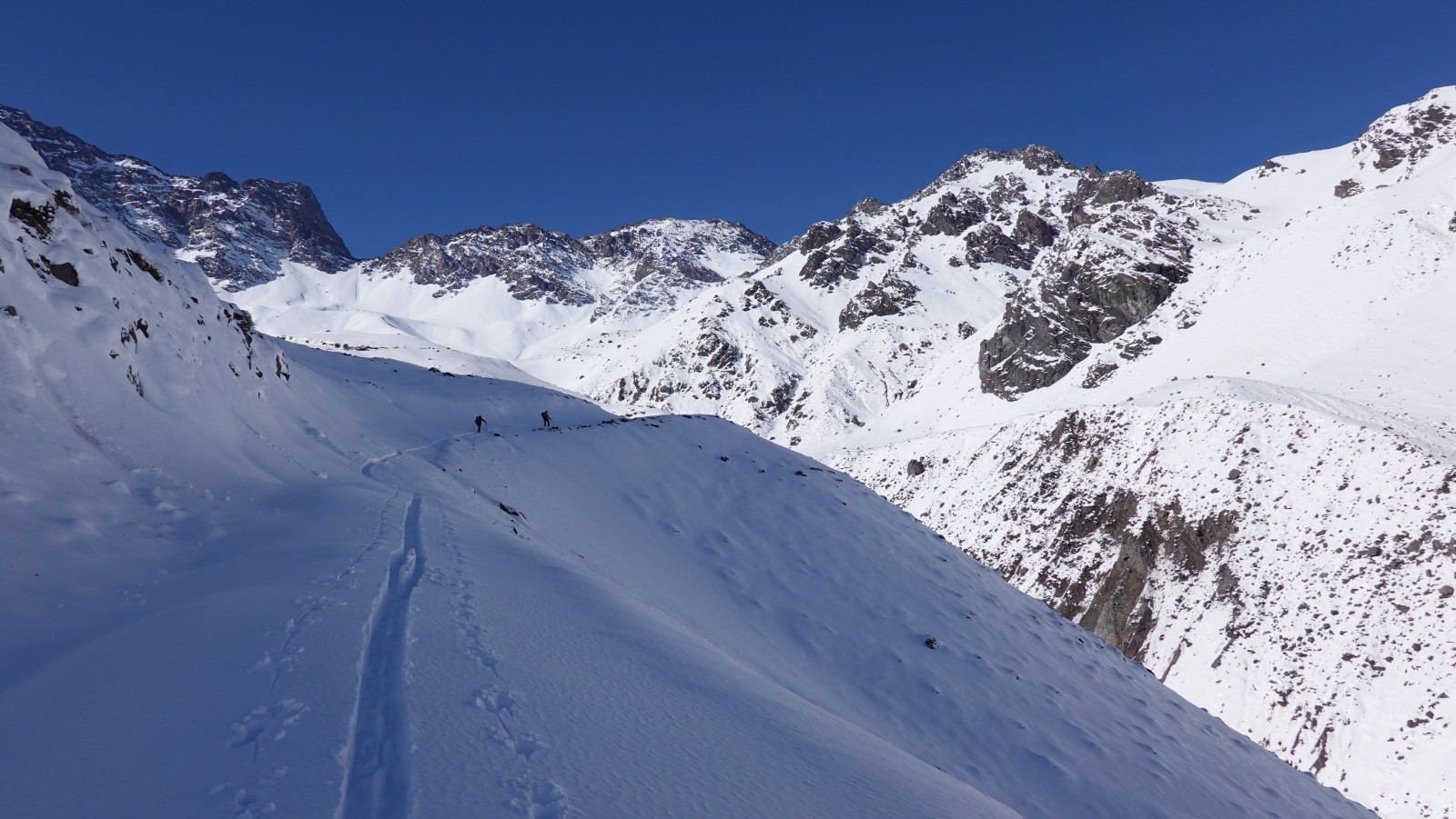 La piste monte progressivement et permet d'éviter les cailloux qui parsèment les pentes environnantes