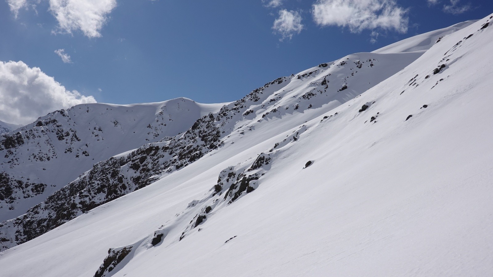 Dernière descente par la combe au premier plan