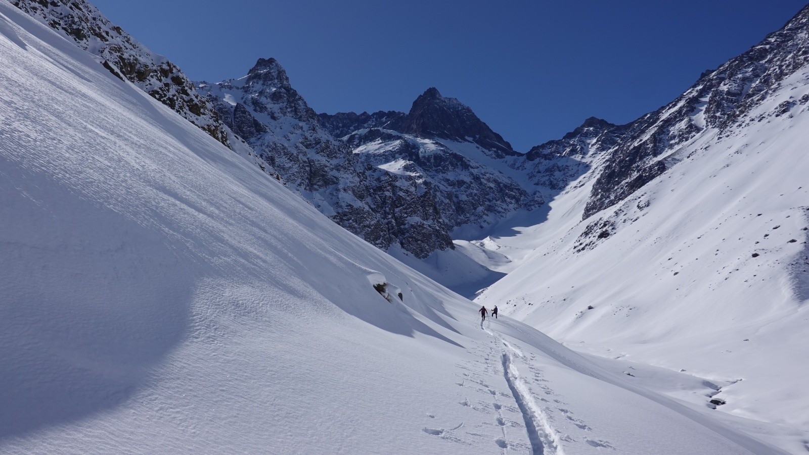 Le vallon en question qui permet de découvrir le beau panorama sur le Cierro Ciervo sur la gauche, la Punta Saavedra au milieu et la Punta Cacharro sur la droite