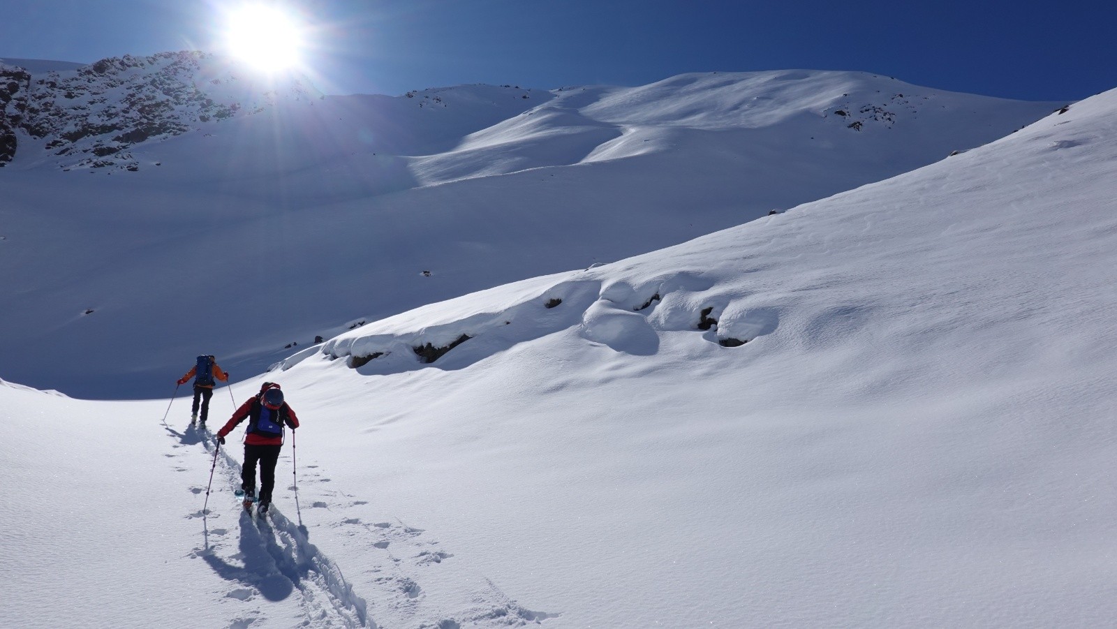 C'est à ce niveau en montant que nous avons raté l'évidente combe NW qui s'offrait sous nos yeux car nous avons continué à suivre la piste qui s'enfonçait dans le vallon