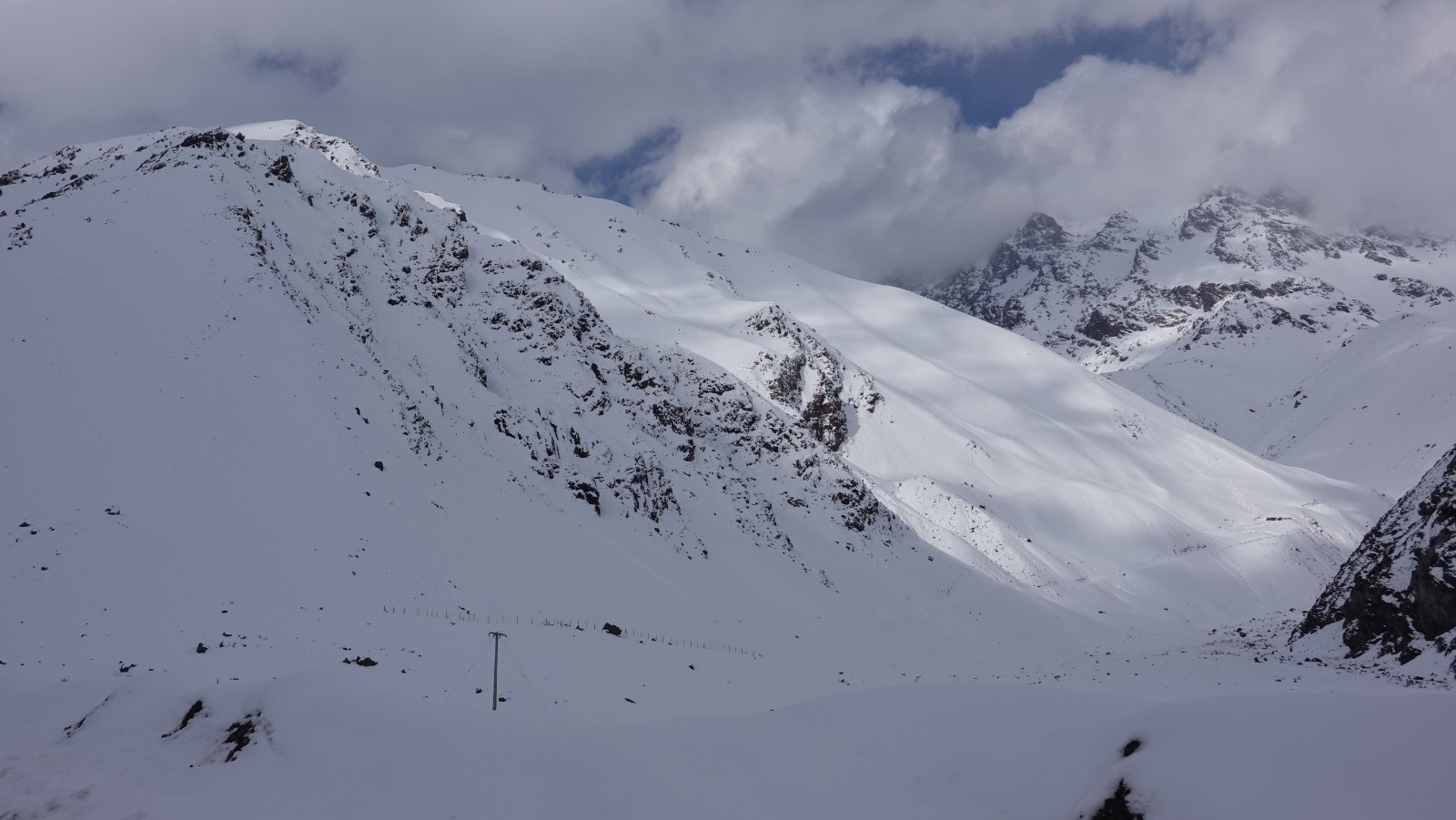 Depuis la route sur le retour, on voit bien la combe menant à l'antécime du Cierro Ciervo