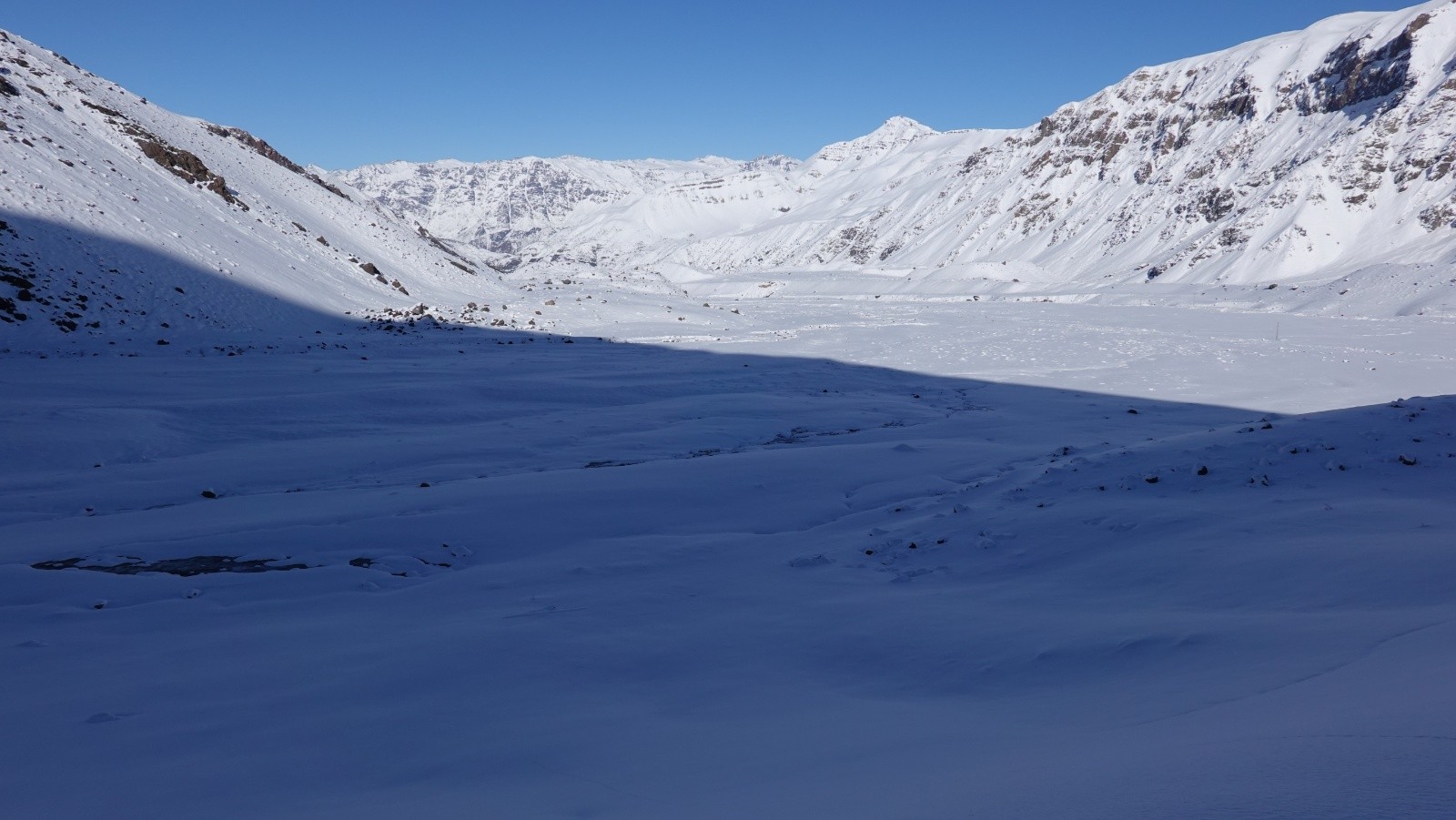 La route menant vers Embalse El Yeso située sur le plateau