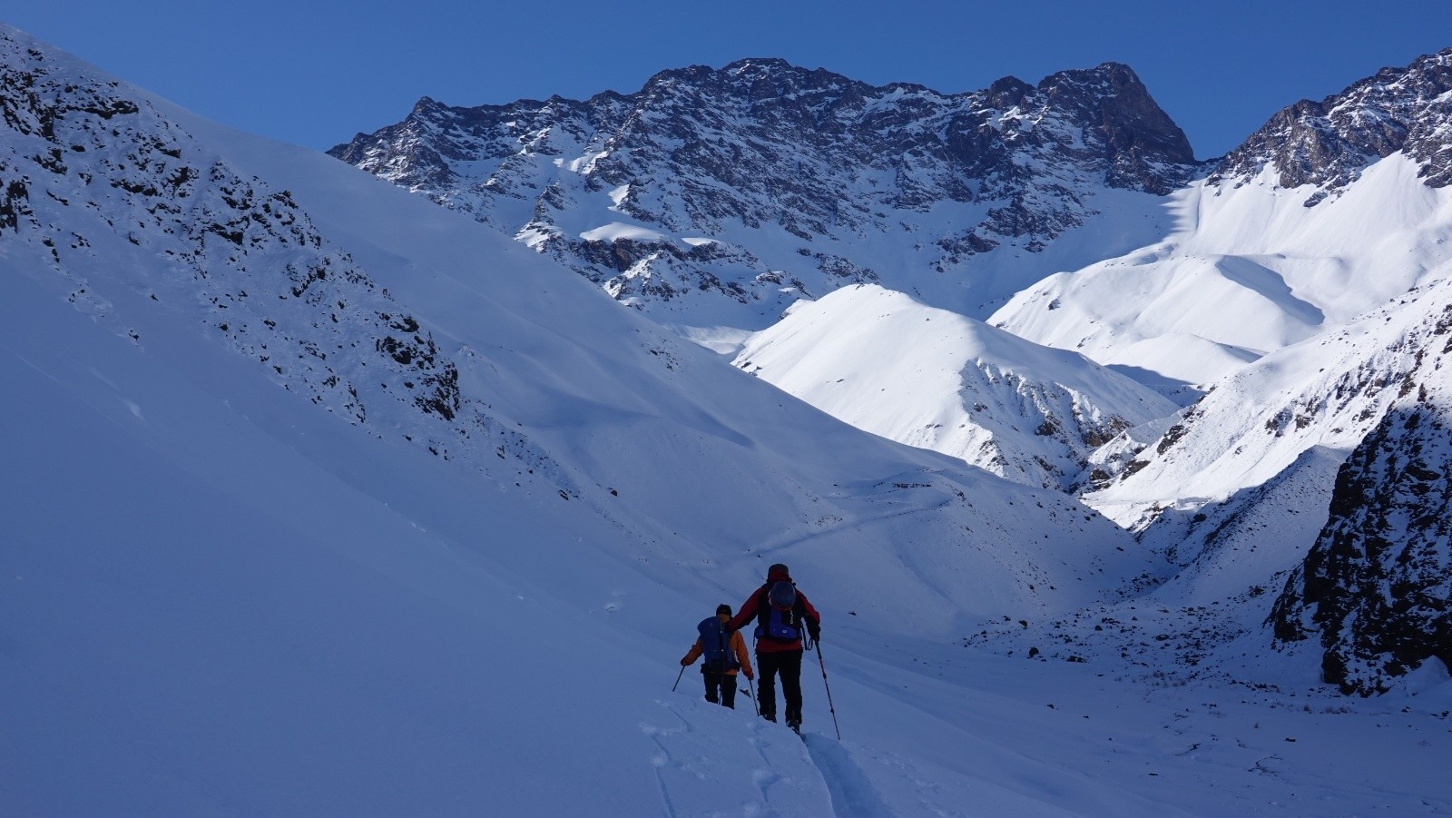 Nous suivons la piste longeant le vallon