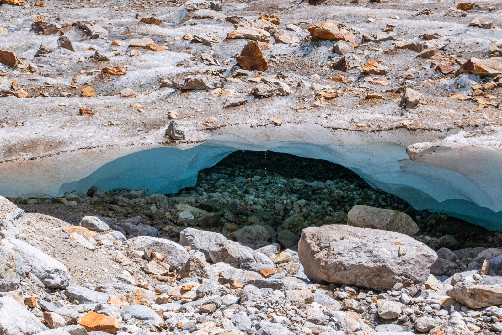 Déchaussage à côté d'une mini grotte de glace 