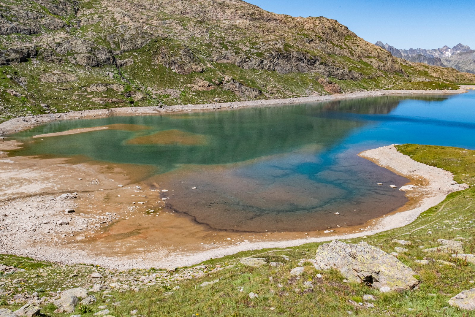 Lac blanc partiellement vidé pour travaux, il laisse une ambiance particulière