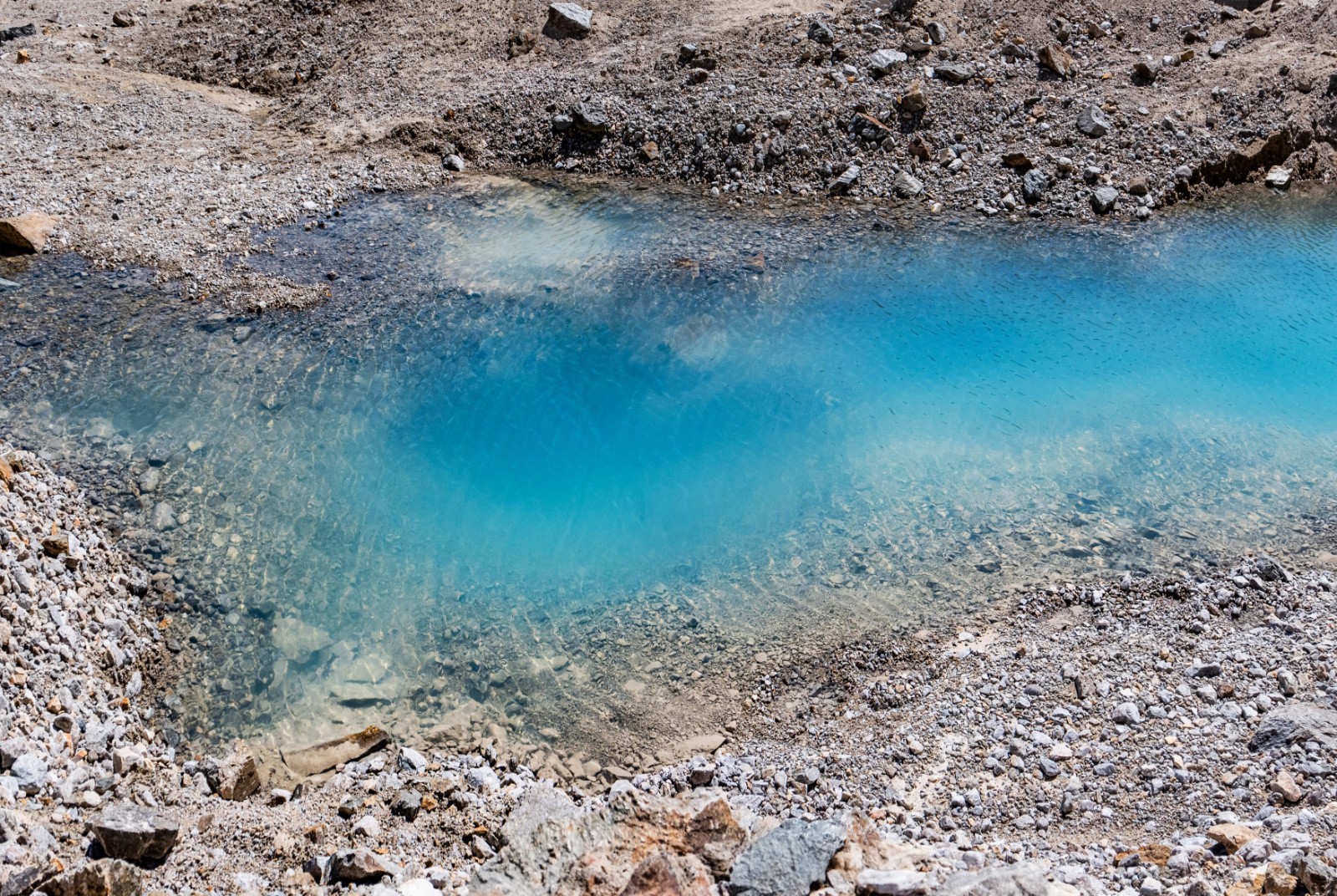 L'eau qui sort du glacier, très légèrement trouble aux beaux reflets 