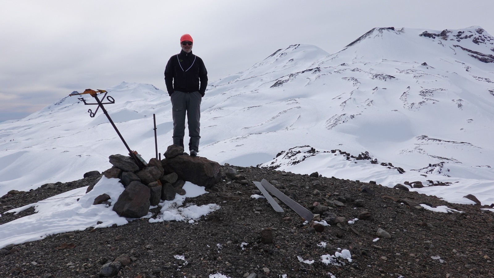 Didier au sommet sur fond des volcans Nevado, Chillan Nuevo y Viejo