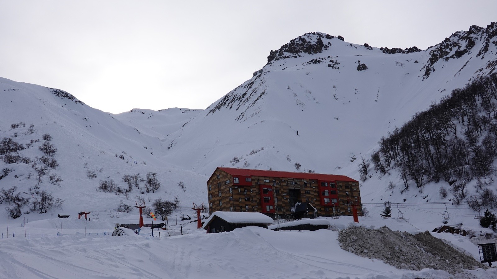 Le Cerro Pirigallo et son vallon éponyme. L'ascension se fait par le bois sur la droite de la photo