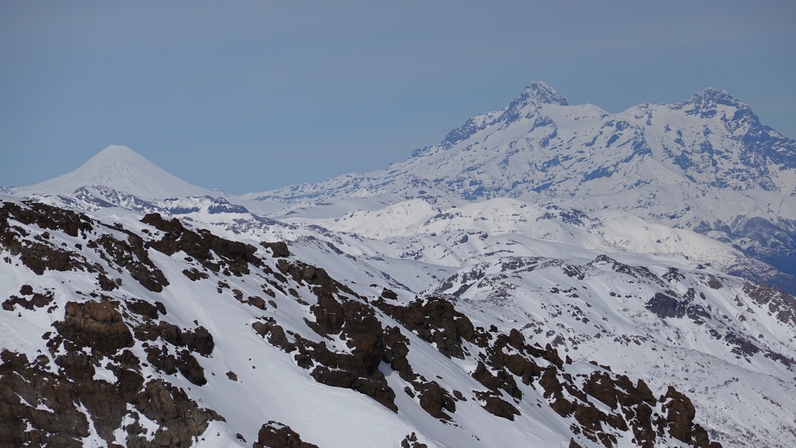 Panorama au téléobjectif sur le Volcan Antuco et la Sierra Velluda