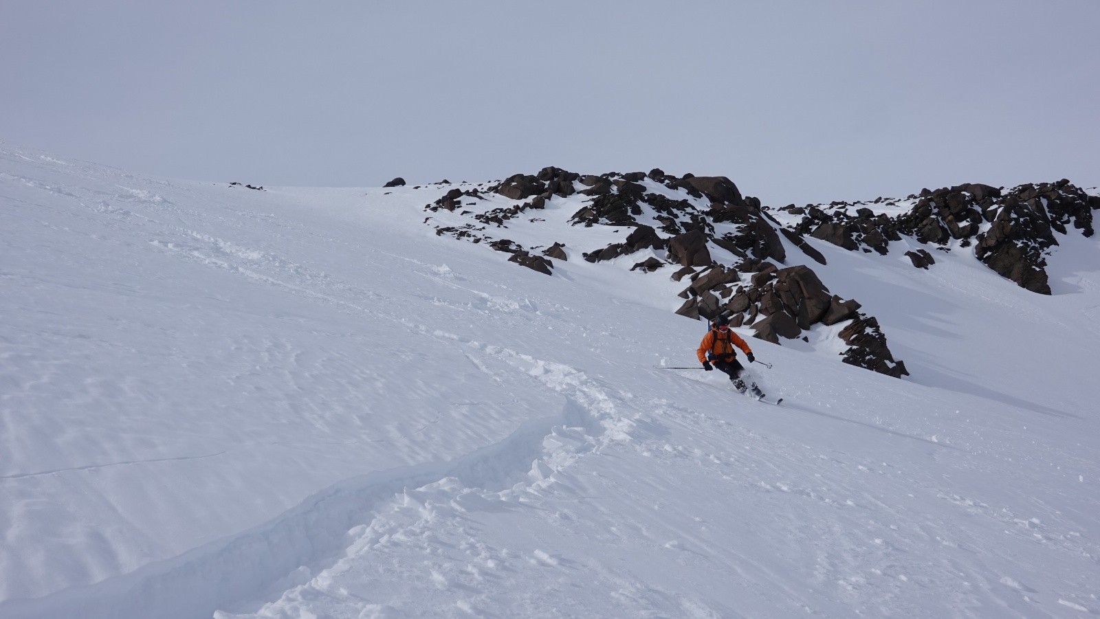 Descente sous le sommet : bonne neige