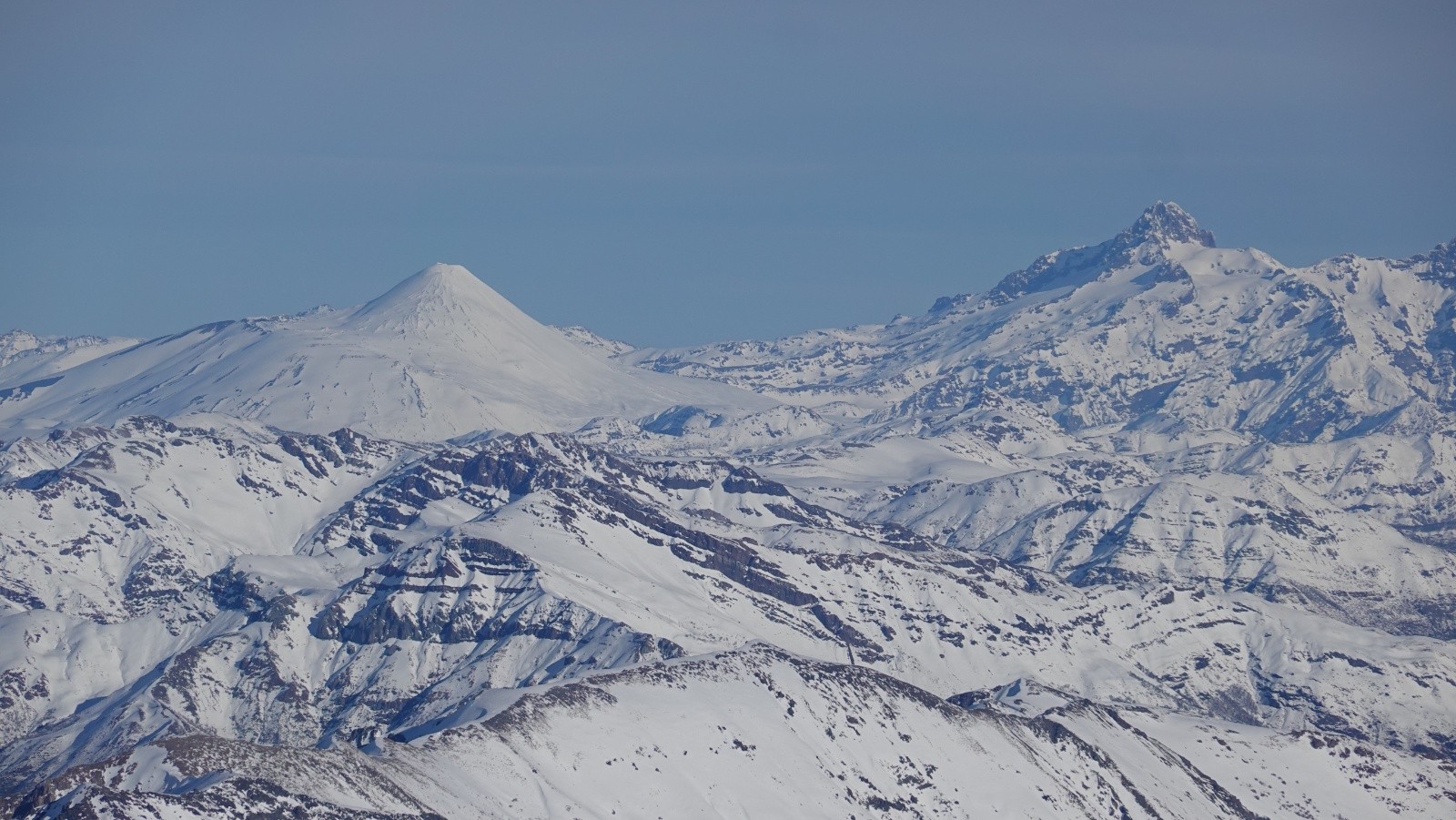 Panorama pris au téléobjectif sur le volcan Antuco et la Sierra Velluda