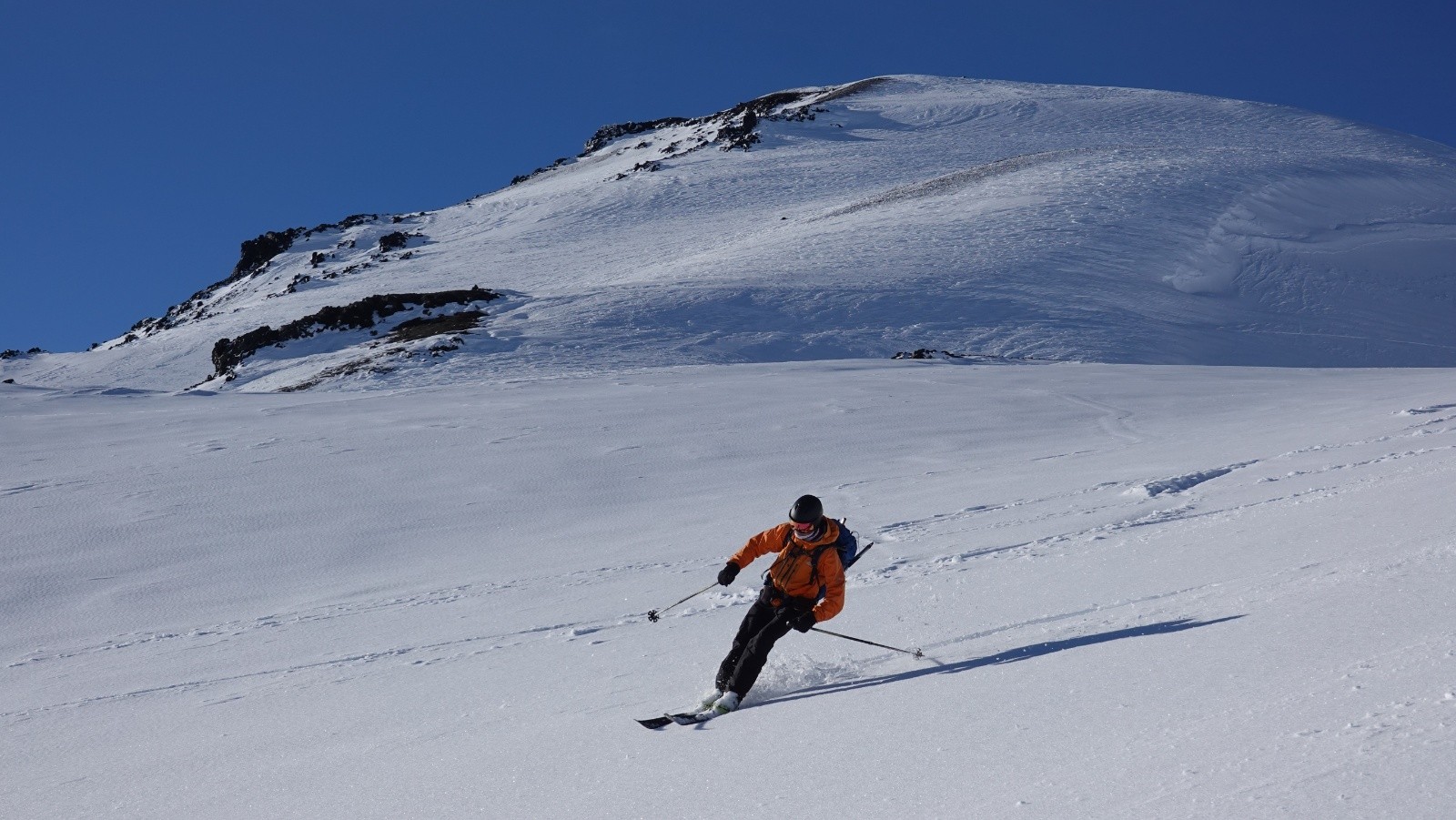 Plus bas, neige humide et homogène à skier