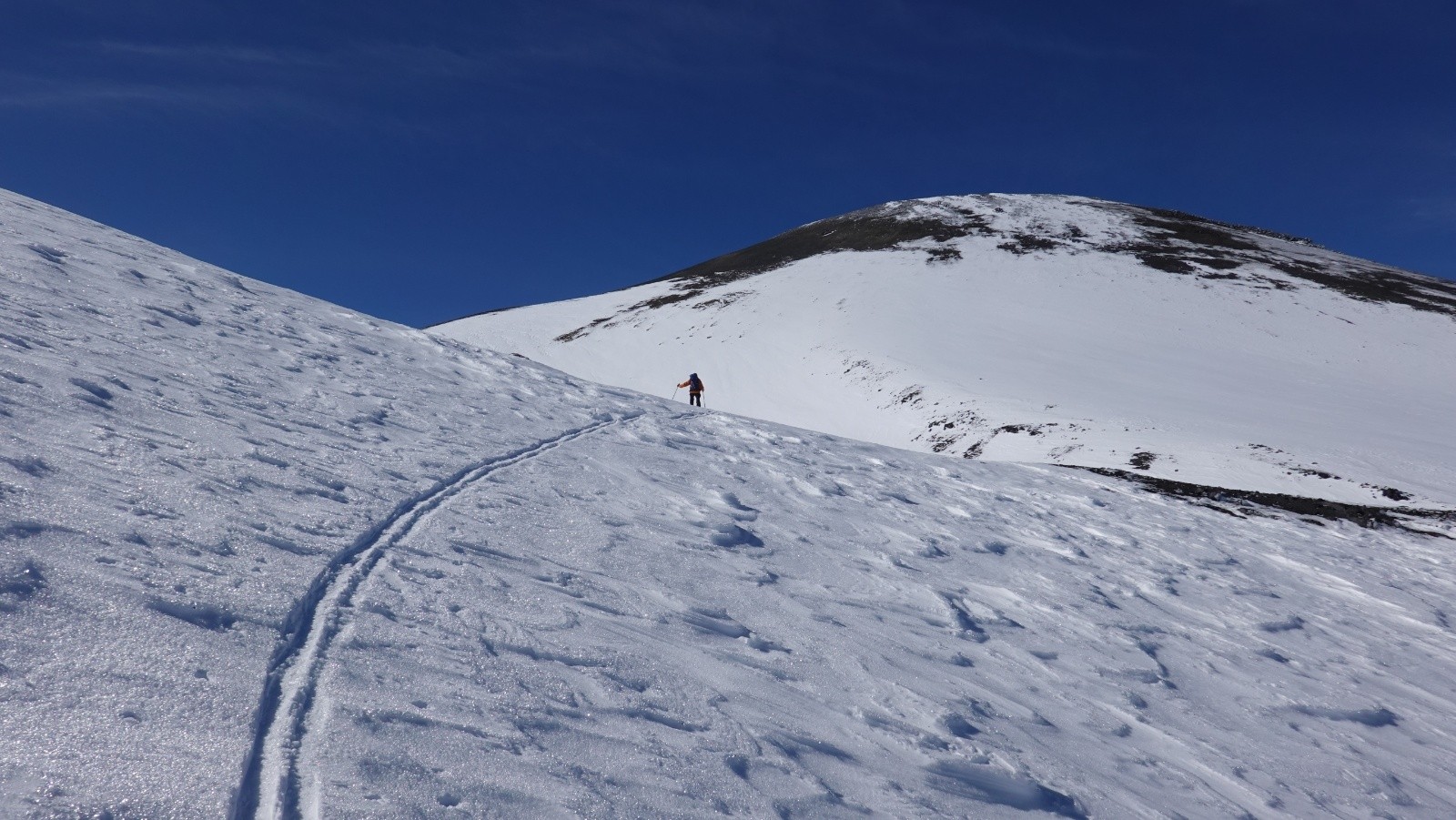 Notre premier volcan droit devant