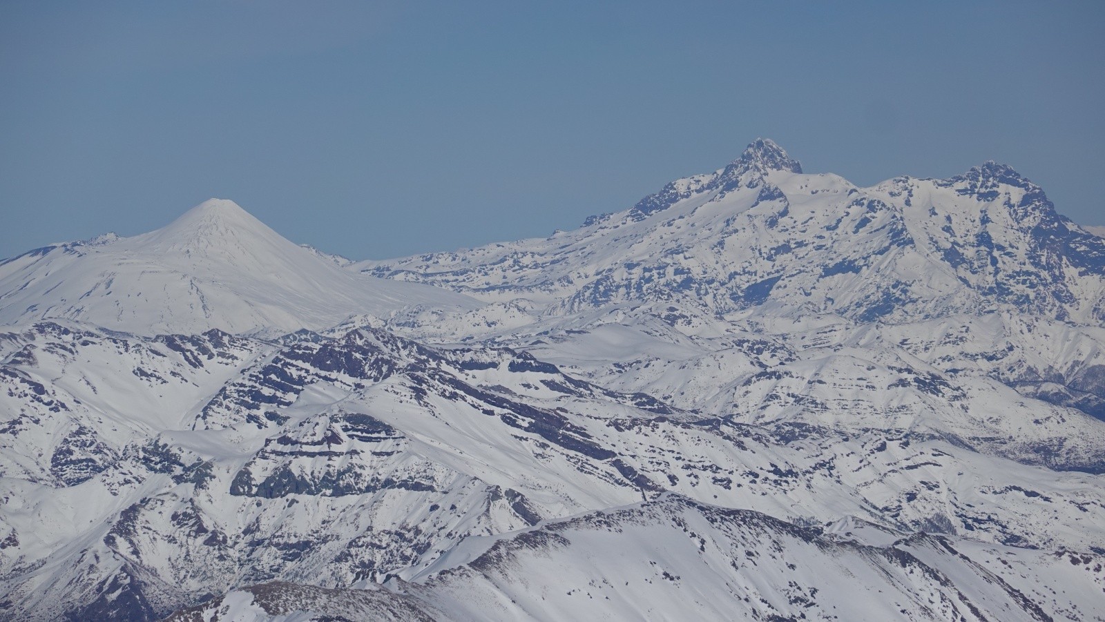 Le volcan Antuco et la Sierra Velluda pris au téléobjectif