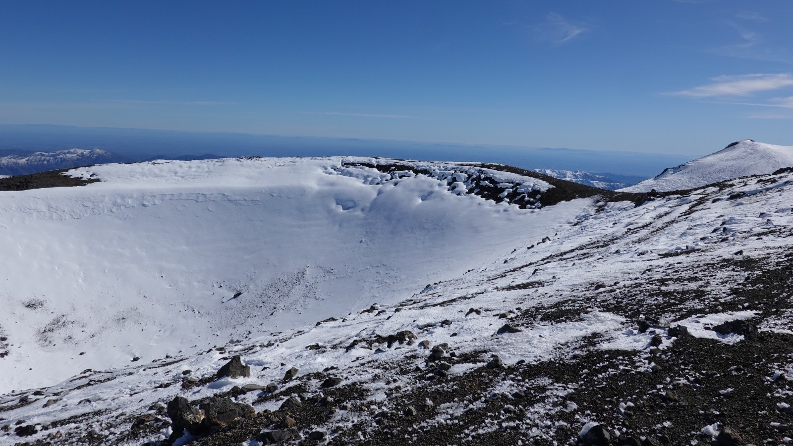 Un des cratère du volcan Chillan Viejo sur fond de volcan Chillan Nuevo