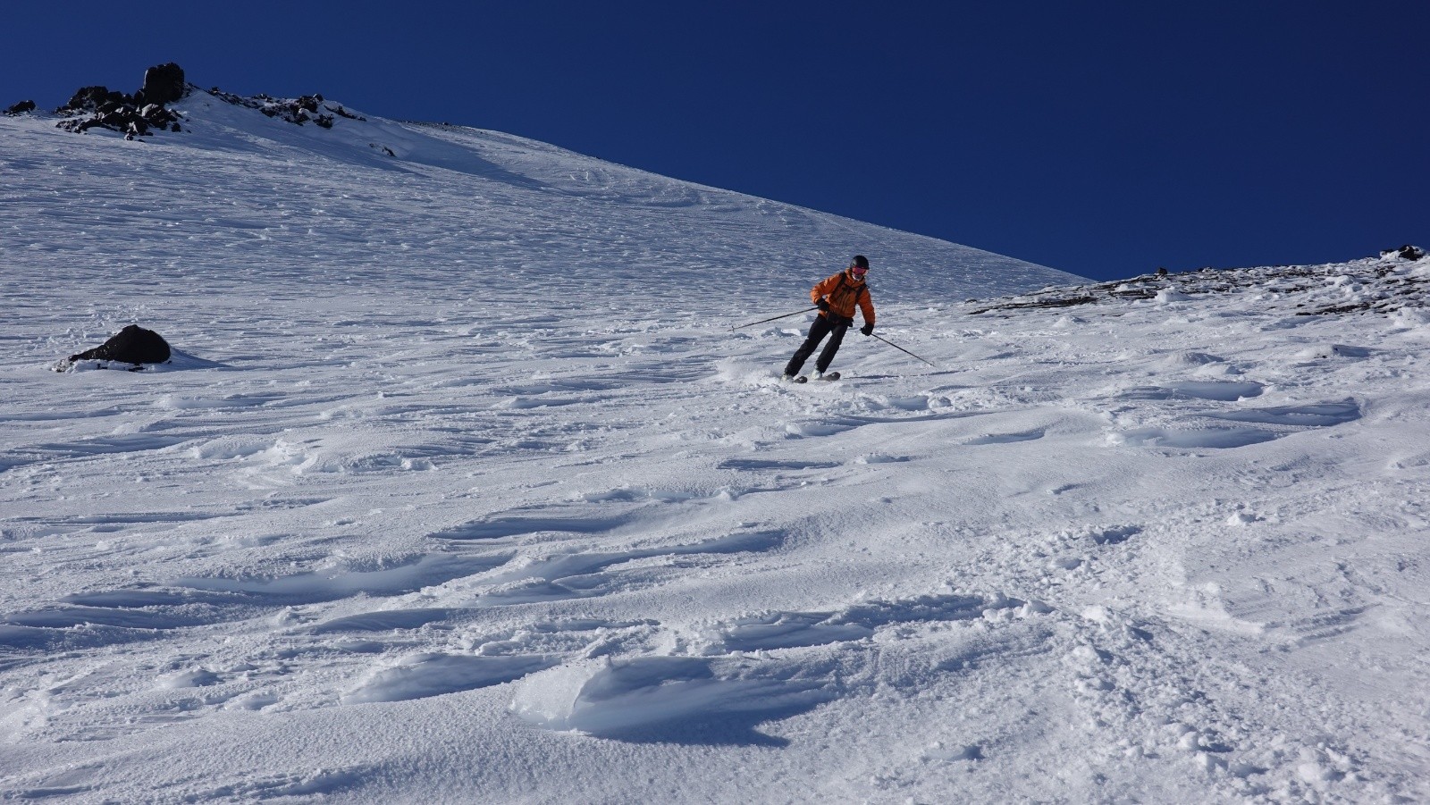 Il faut bien viser pour skier la neige lissée par le vent entre les vagues de neige