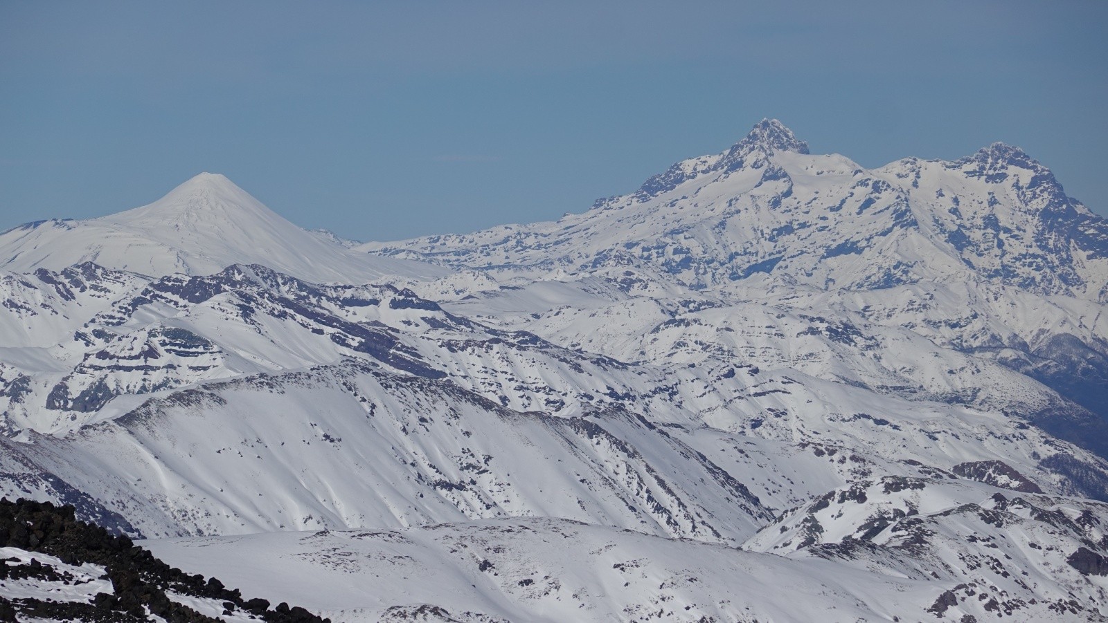 Panorama vers le Sud en cours d'ascension au téléobjectif sur le volcan Antuco et la Sierra Velluda