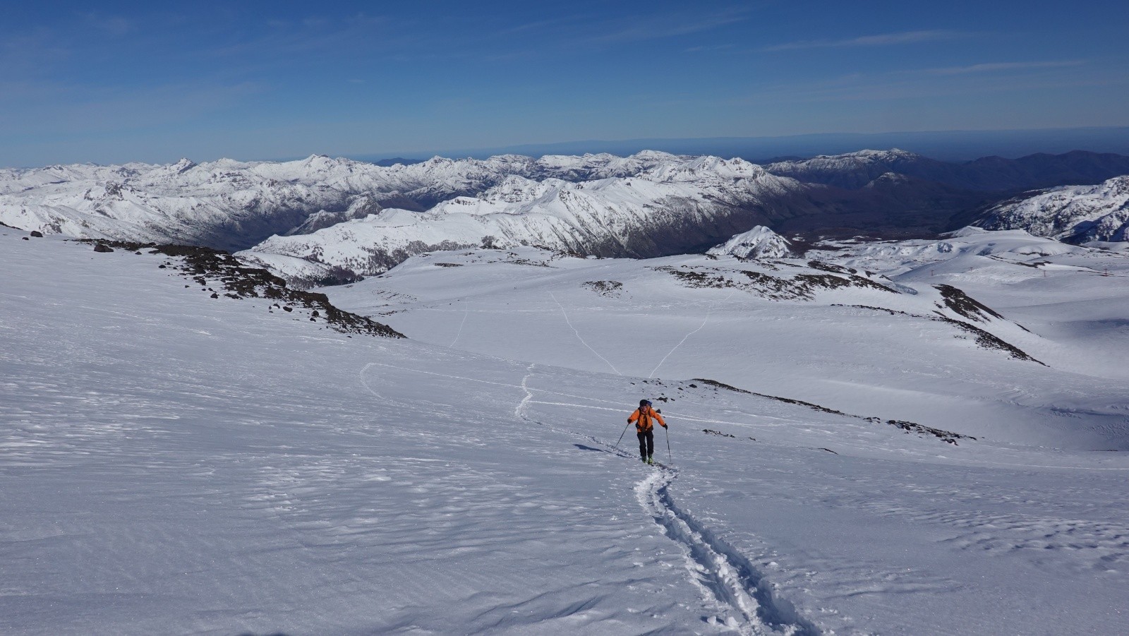 Progression en neige croutée sur une trace raide d'alpinistes